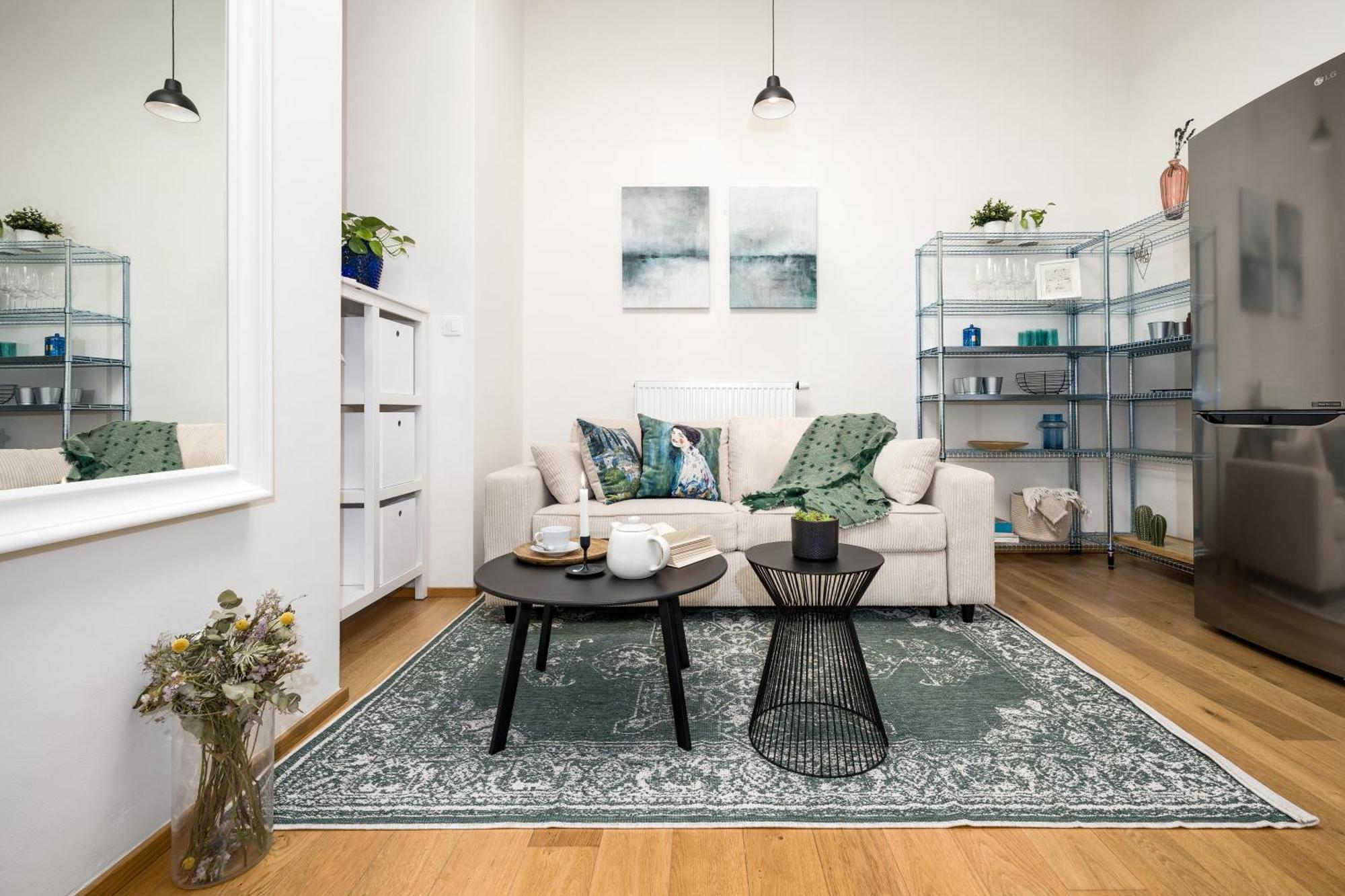 Days - Private Terrace - Spacious - Hip District * Praha