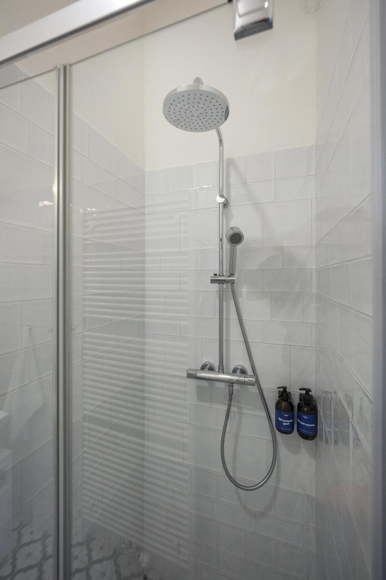 Days - Private Terrace - Spacious - Hip District Apartment Prague