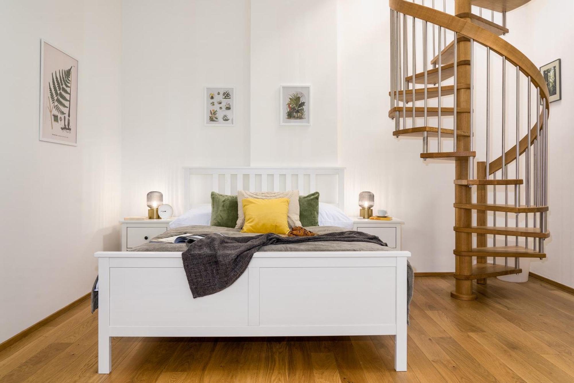 Apartment Days - Private Terrace - Spacious - Hip District Prague