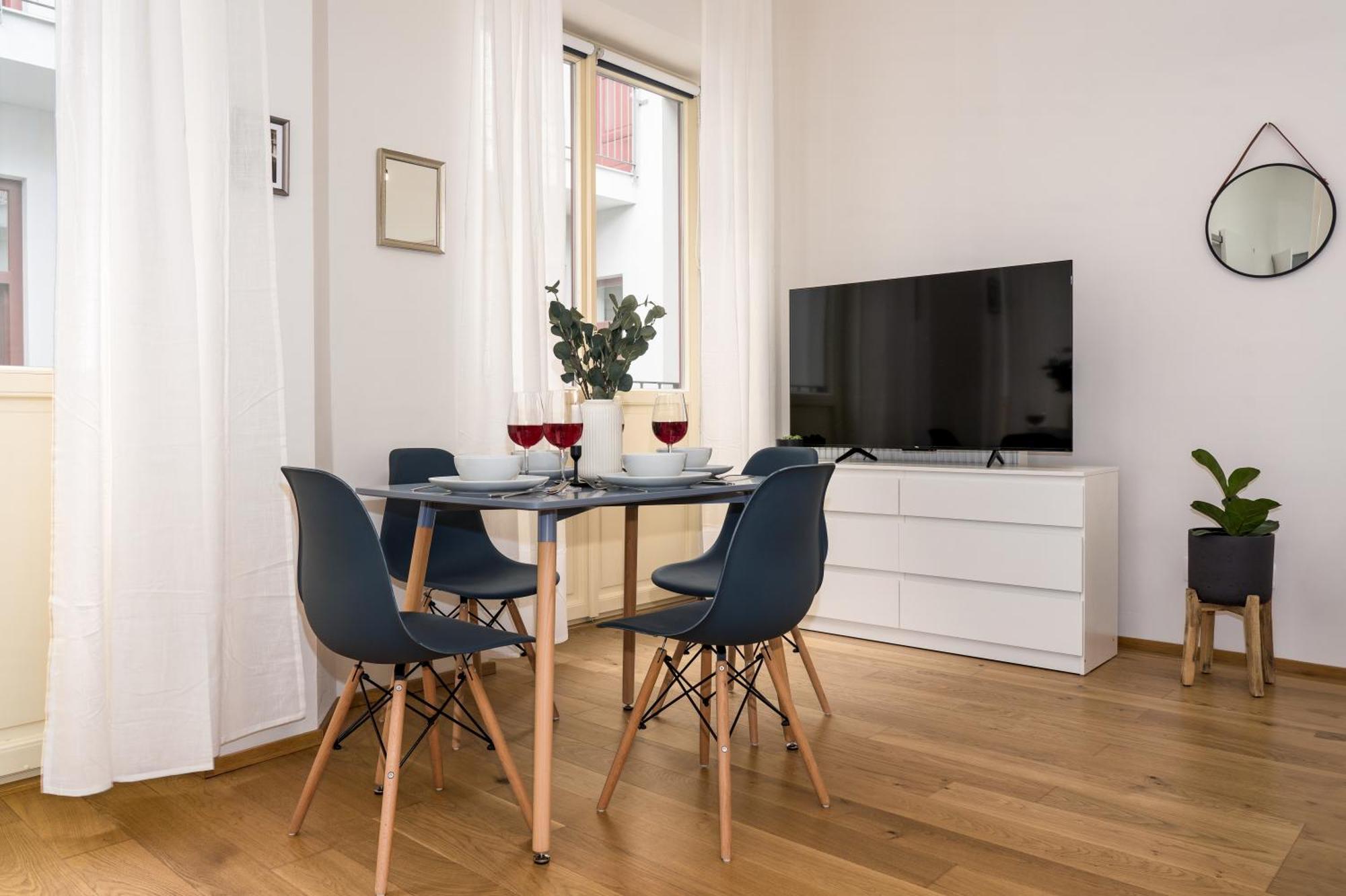 Days - Private Terrace - Spacious - Hip District Apartment Prague