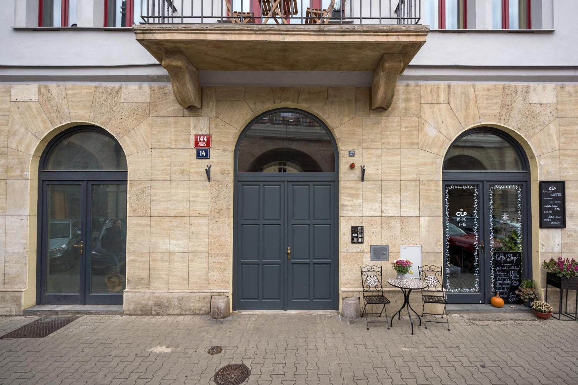 Apartment Days - Private Terrace - Spacious - Hip District Prague