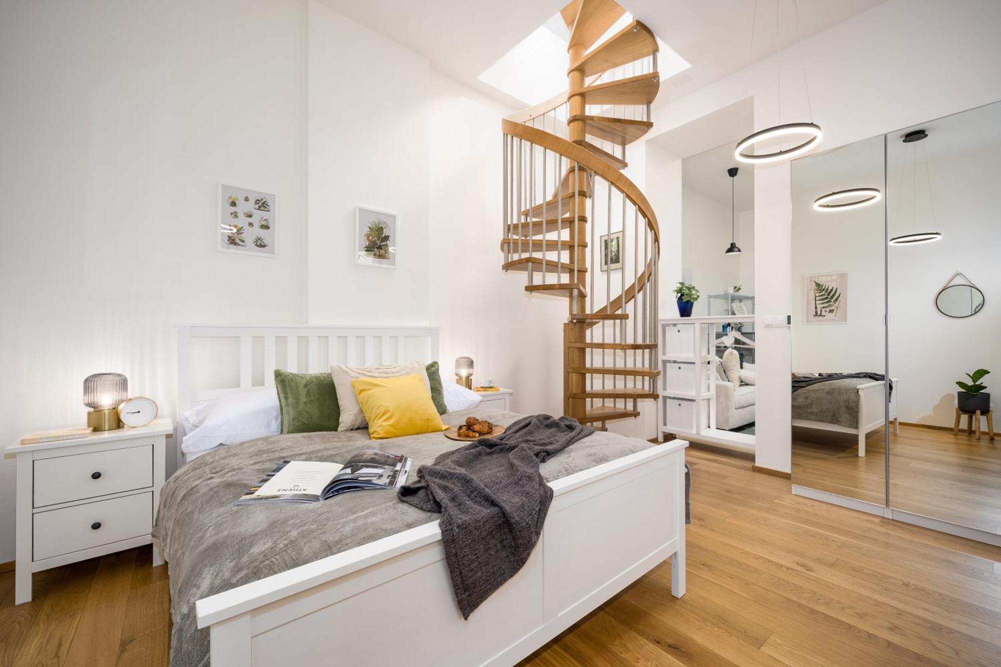 Days - Private Terrace - Spacious - Hip District *