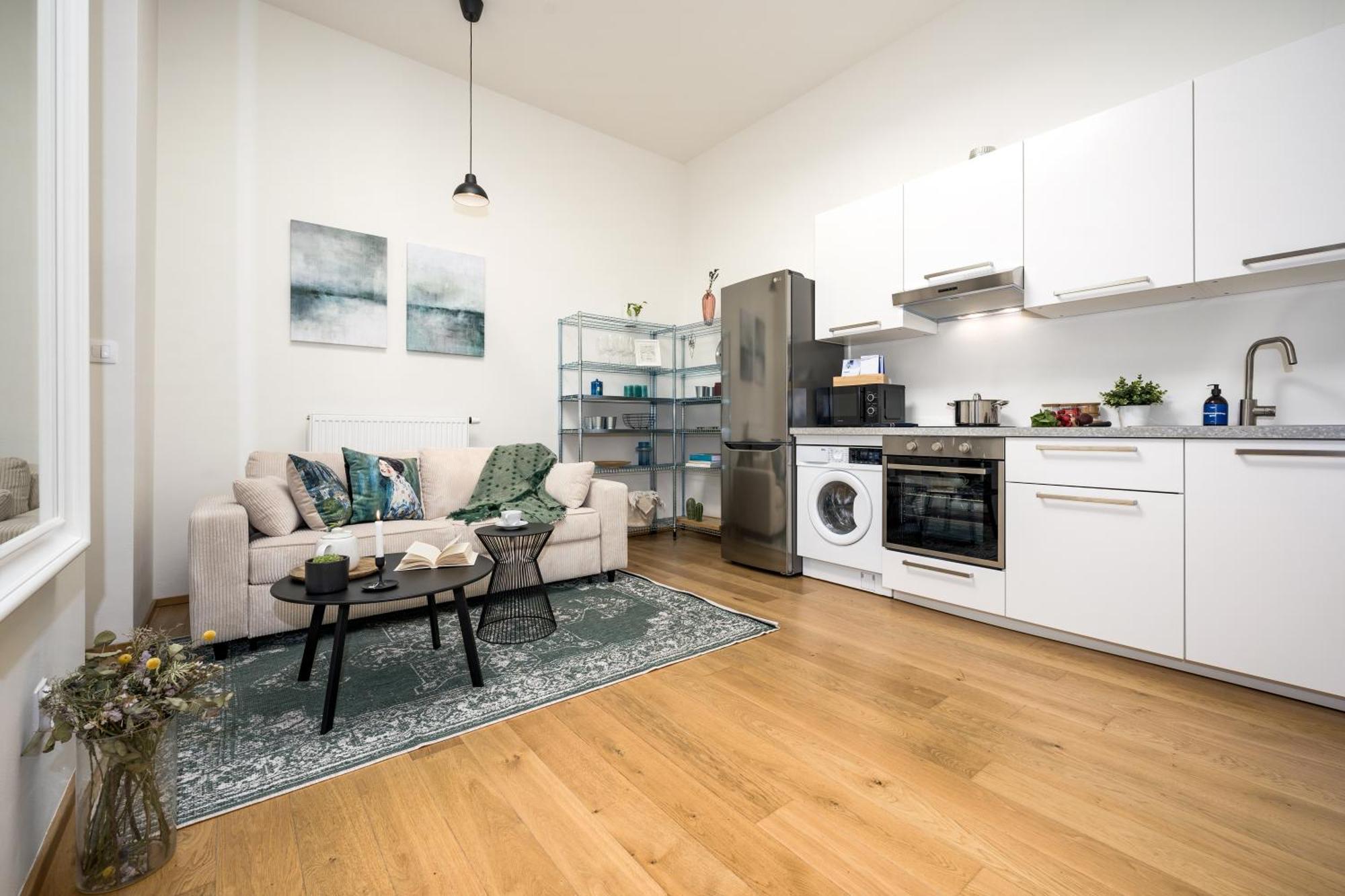 Days - Private Terrace - Spacious - Hip District Apartment *